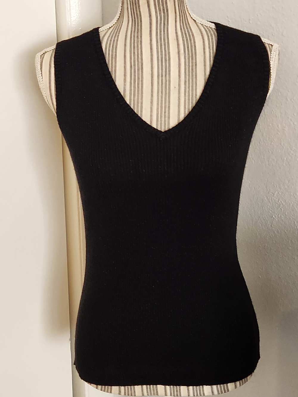 MaxSport Black Metallic Ribbed Knit Sleeveless V-Neck Top – Size M